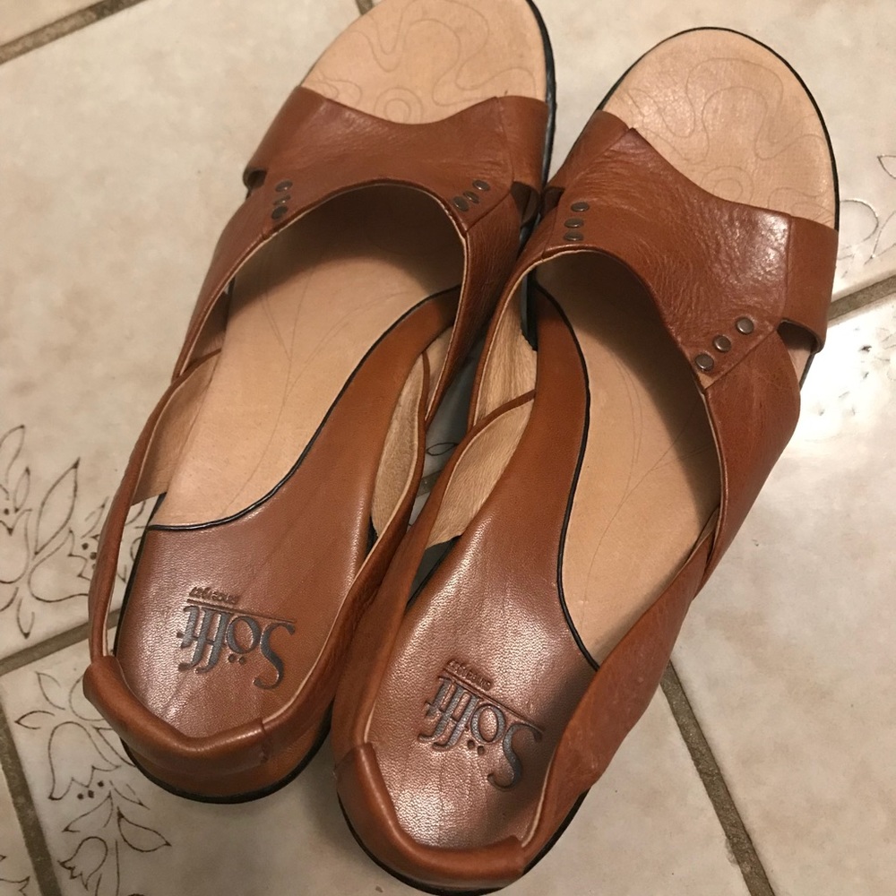 Sofft women’s leather heeled sandals